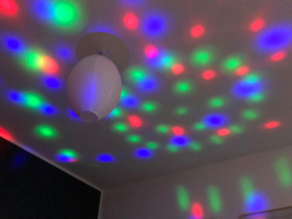 Lichter der Karaoke-Maschine an der Wand und decke des Zimmers.