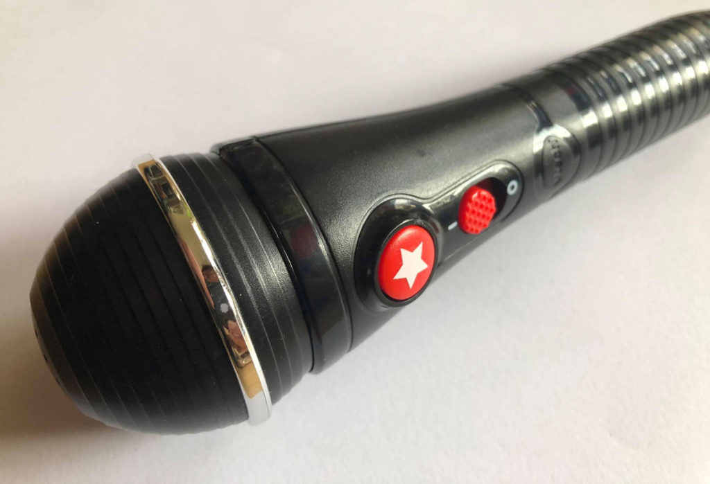 Im Lieferumfang enthaltende Mikrofon für die Karaoke-Maschine.